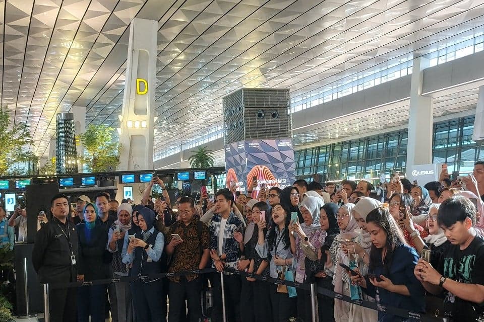 Hadirkan Juicy Luicy, Acara Music Zone di Bandara Soetta Bikin Penumpang Tak Bosan Nunggu Pesawat Hadirkan Juicy Luicy, Acara Music Zone di Bandara Soetta Bikin Penumpang Tak Bosan Nunggu Pesawat