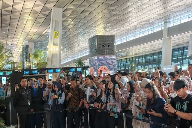 Hadirkan Juicy Luicy, Acara Music Zone di Bandara Soetta Bikin Penumpang Tak Bosan Nunggu Pesawat Hadirkan Juicy Luicy, Acara Music Zone di Bandara Soetta Bikin Penumpang Tak Bosan Nunggu Pesawat
