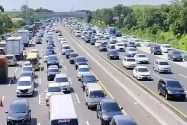 Contraflow di KM 47 Tol Jakarta-Cikampek Diberlakukan jika Terjadi Lonjakan Kendaraan Contraflow di KM 47 Tol Jakarta-Cikampek Diberlakukan jika Terjadi Lonjakan Kendaraan