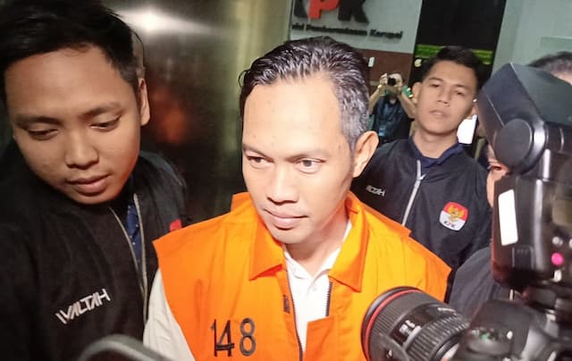 Rumah Dinas Bupati hingga Kantor Sekda Cilacap Digeledah KPK, HP Berisi Chat Pengumpulan Uang Disita Rumah Dinas Bupati hingga Kantor Sekda Cilacap Digeledah KPK, HP Berisi Chat Pengumpulan Uang Disita