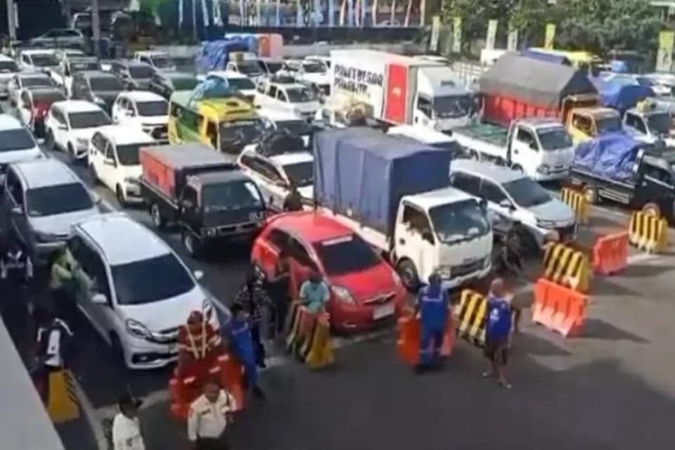 Macet Horor di Pelabuhan Gilimanuk, ASDP: Atensi Pemudik agar Tak Terjebak Hari Nyepi di Bali Macet Horor di Pelabuhan Gilimanuk, ASDP: Atensi Pemudik agar Tak Terjebak Hari Nyepi di Bali