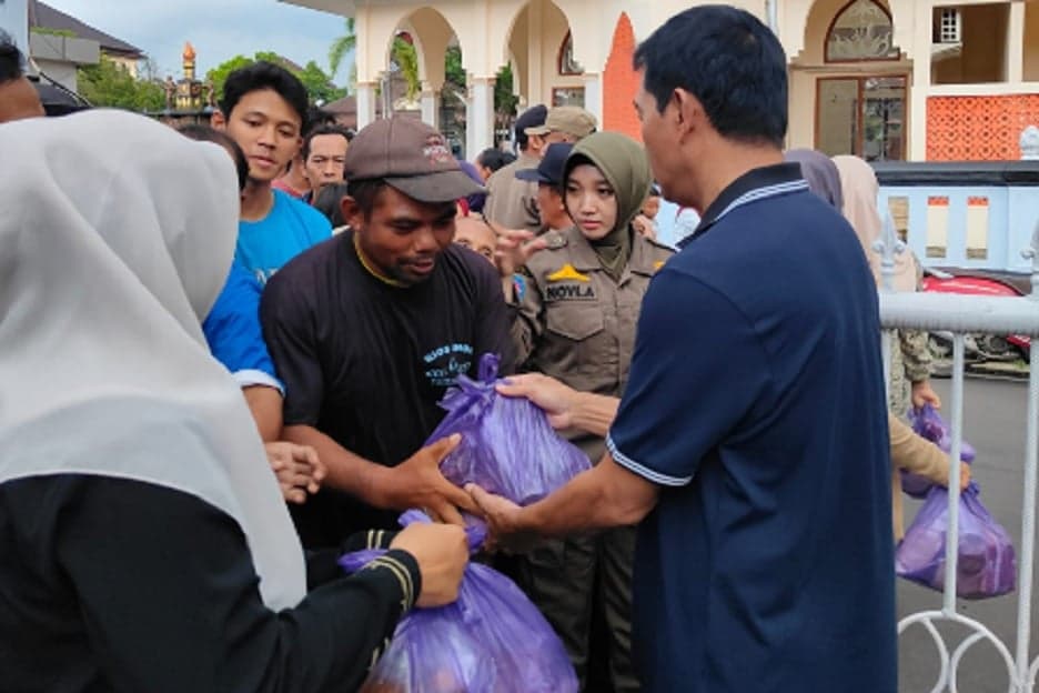 Wabup Batang Suyono Rutin Bagikan 200 Paket Takjil dan Sembako Wabup Batang Suyono Rutin Bagikan 200 Paket Takjil dan Sembako