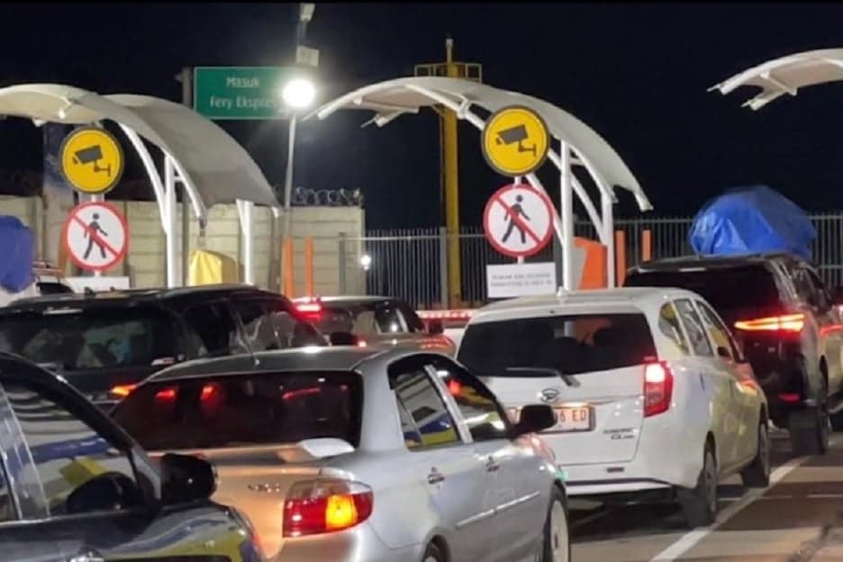 Malam Ini Puncak Arus Mudik, Kendaraan Antre di Pelabuhan Merak Malam Ini Puncak Arus Mudik, Kendaraan Antre di Pelabuhan Merak