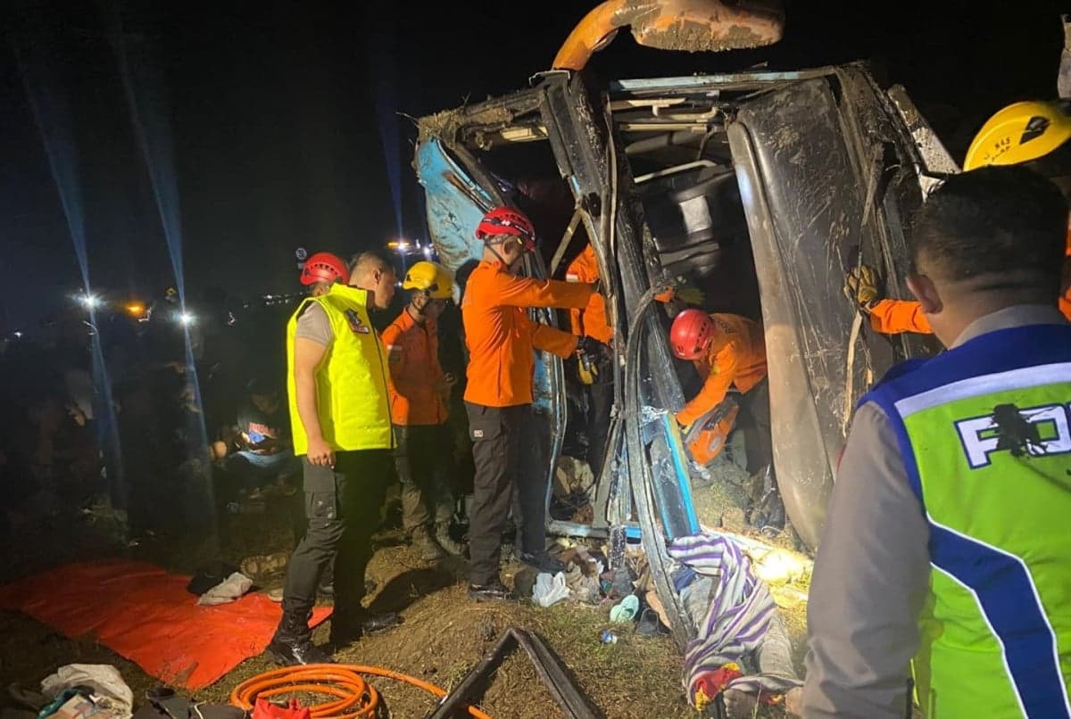 Detik-Detik Kecelakaan di Tol Pejagan-Pemalang KM 259 Tewaskan 1 Penumpang Bus Detik-Detik Kecelakaan di Tol Pejagan-Pemalang KM 259 Tewaskan 1 Penumpang Bus