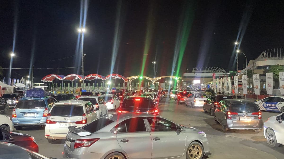 Puncak Arus Mudik Lebaran di Pelabuhan Merak, 124.000 Penumpang dan 19.000 Kendaraan Menyeberang ke Sumatera Puncak Arus Mudik Lebaran di Pelabuhan Merak, 124.000 Penumpang dan 19.000 Kendaraan Menyeberang ke Sumatera