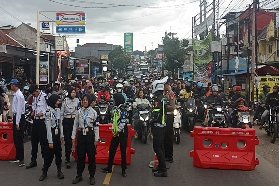 Macet 3 Km, Lingkar Gentong Kembali Berlakukan One Way Macet 3 Km, Lingkar Gentong Kembali Berlakukan One Way