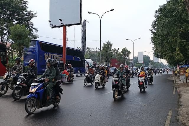 Hujan Tak Surutkan 110.000 Pemudik Motor Padati Jalur Pantura di H-2 Lebaran Hujan Tak Surutkan 110.000 Pemudik Motor Padati Jalur Pantura di H-2 Lebaran