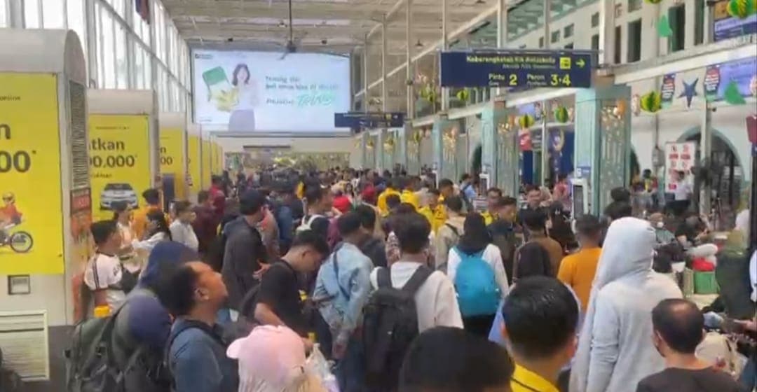 Jelang Lebaran, Stasiun Pasar Senen Masih Dipadati Pemudik Jelang Lebaran, Stasiun Pasar Senen Masih Dipadati Pemudik