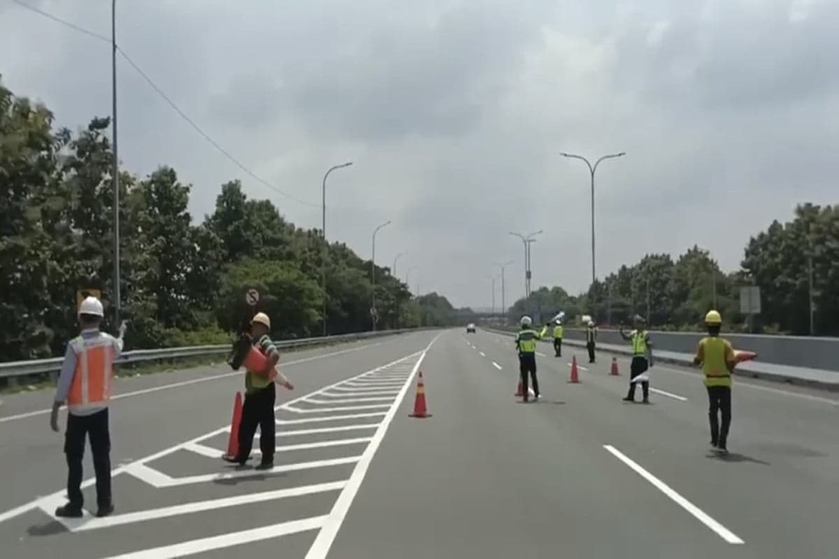 H-1 Lebaran 2026: One Way Tol Cipali Mulai Dinormalisasi, Arus Kendaraan Turun Drastis H-1 Lebaran 2026: One Way Tol Cipali Mulai Dinormalisasi, Arus Kendaraan Turun Drastis