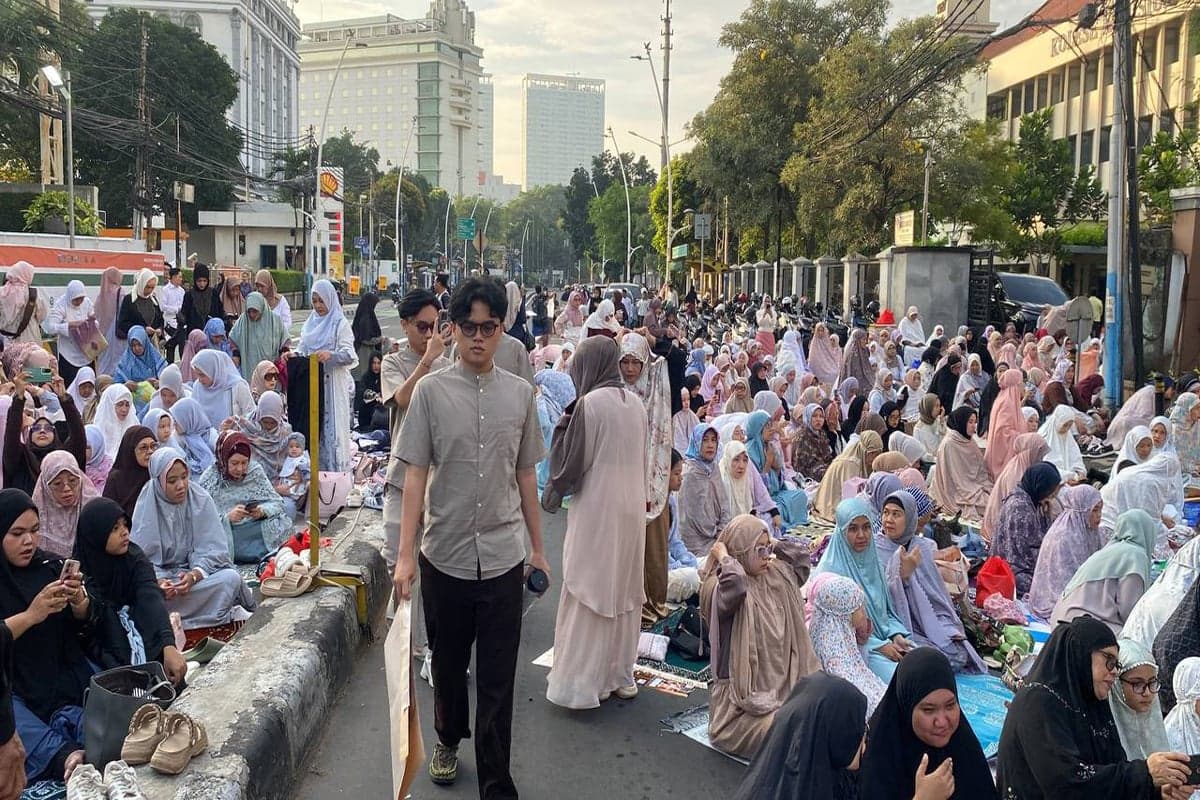 Jemaah Salat Idulfitri di Muhammadiyah Menteng Membeludak ke Jalan, Polisi Terapkan Rekayasa Lalin Jemaah Salat Idulfitri di Muhammadiyah Menteng Membeludak ke Jalan, Polisi Terapkan Rekayasa Lalin