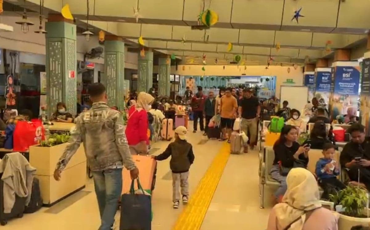 H-1 Lebaran 2026, Stasiun Pasar Senen Masih Dipadati Pemudik H-1 Lebaran 2026, Stasiun Pasar Senen Masih Dipadati Pemudik