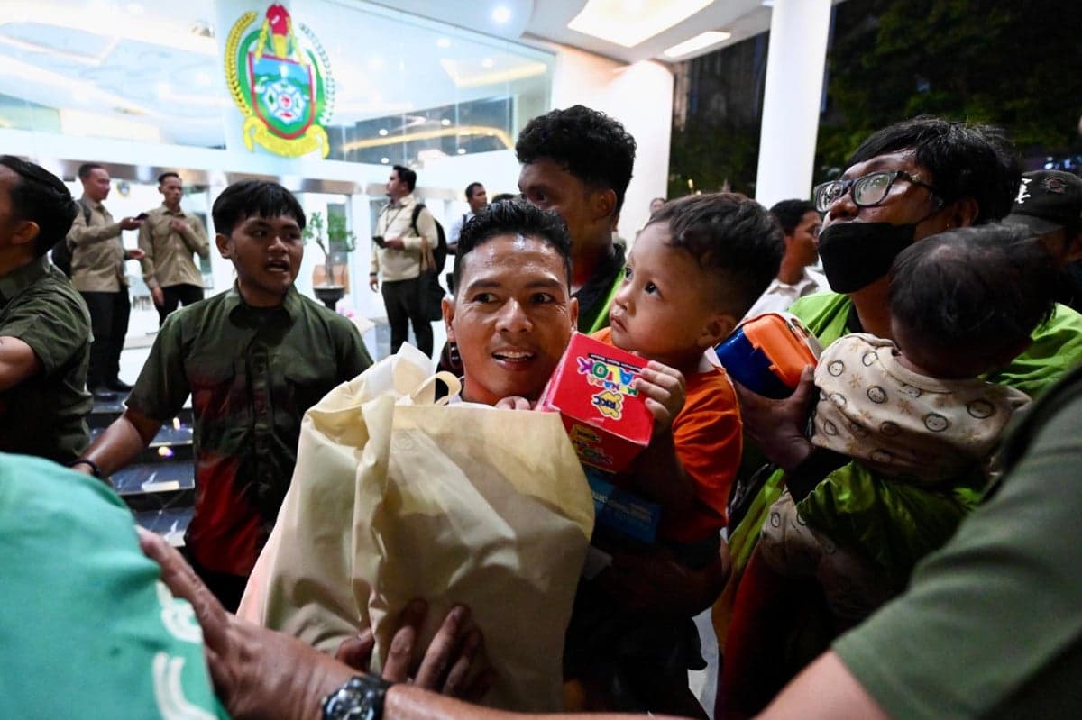 Prabowo Salurkan Ribuan Sembako untuk Warga di Medan saat Malam Takbiran Prabowo Salurkan Ribuan Sembako untuk Warga di Medan saat Malam Takbiran