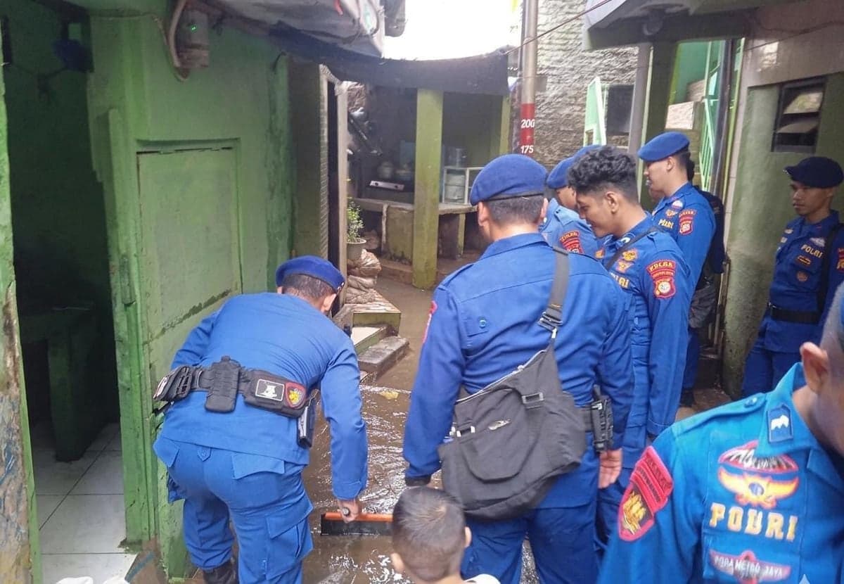 Ditpolairud Polda Metro Jaya Bantu Bersihkan Banjir Kampung Melayu Ditpolairud Polda Metro Jaya Bantu Bersihkan Banjir Kampung Melayu