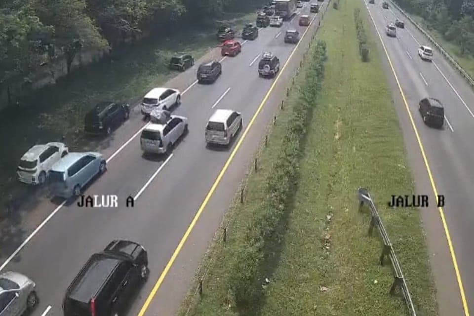 One Way Lokal Diterapkan dari KM 263 Tol Pejagan-Pemalang hingga KM 70 Jakarta-Cikampek One Way Lokal Diterapkan dari KM 263 Tol Pejagan-Pemalang hingga KM 70 Jakarta-Cikampek