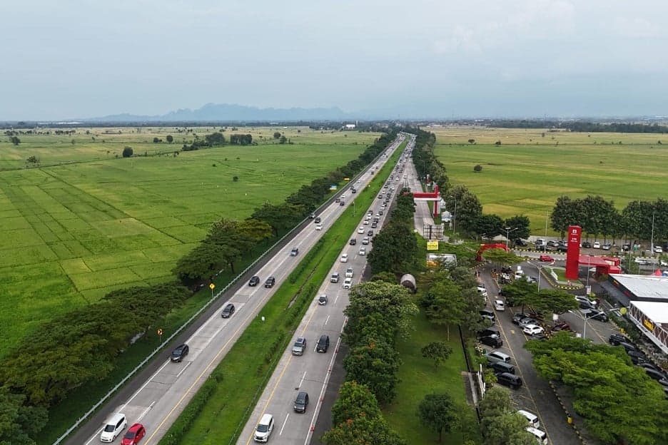 Rest Area Cipali Buka Tutup Akibat Kendaraan Membeludak, Pemudik Diminta Tak Berhenti di Bahu Jalan Rest Area Cipali Buka Tutup Akibat Kendaraan Membeludak, Pemudik Diminta Tak Berhenti di Bahu Jalan