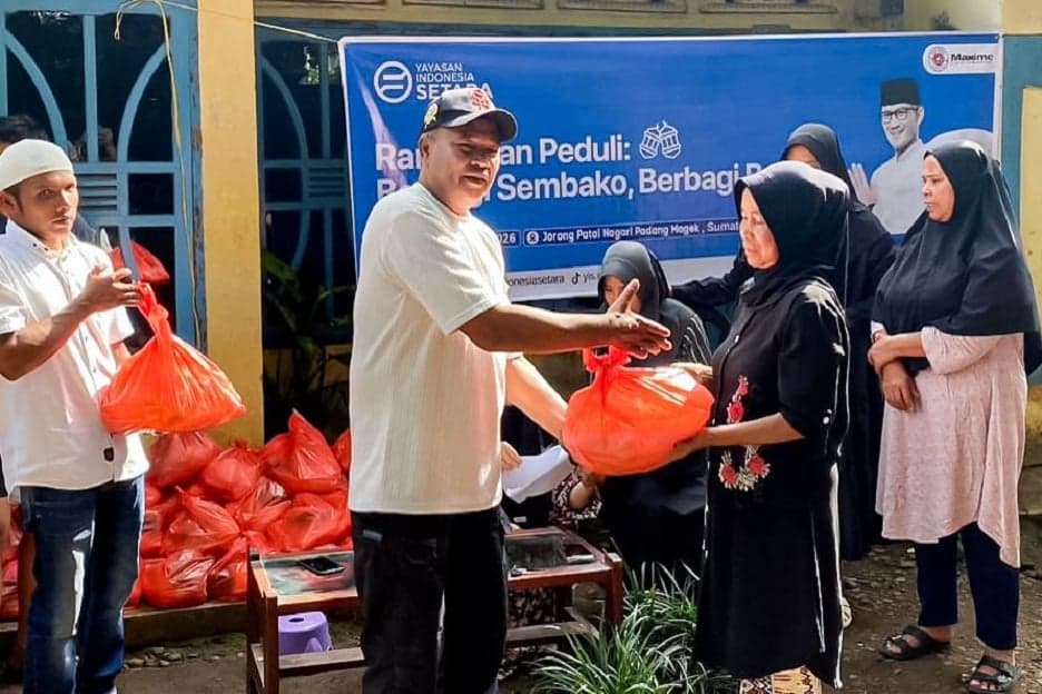 Sandiaga Uno Salurkan 100 Paket Sembako untuk Masyarakat di Sumbar Sandiaga Uno Salurkan 100 Paket Sembako untuk Masyarakat di Sumbar