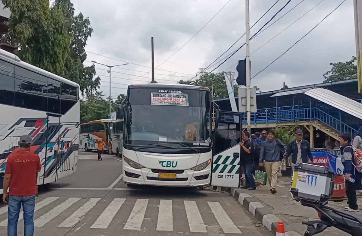Arus Balik Lebaran Hari Ini, 4.103 Penumpang Tiba di Terminal Kampung Rambutan Arus Balik Lebaran Hari Ini, 4.103 Penumpang Tiba di Terminal Kampung Rambutan