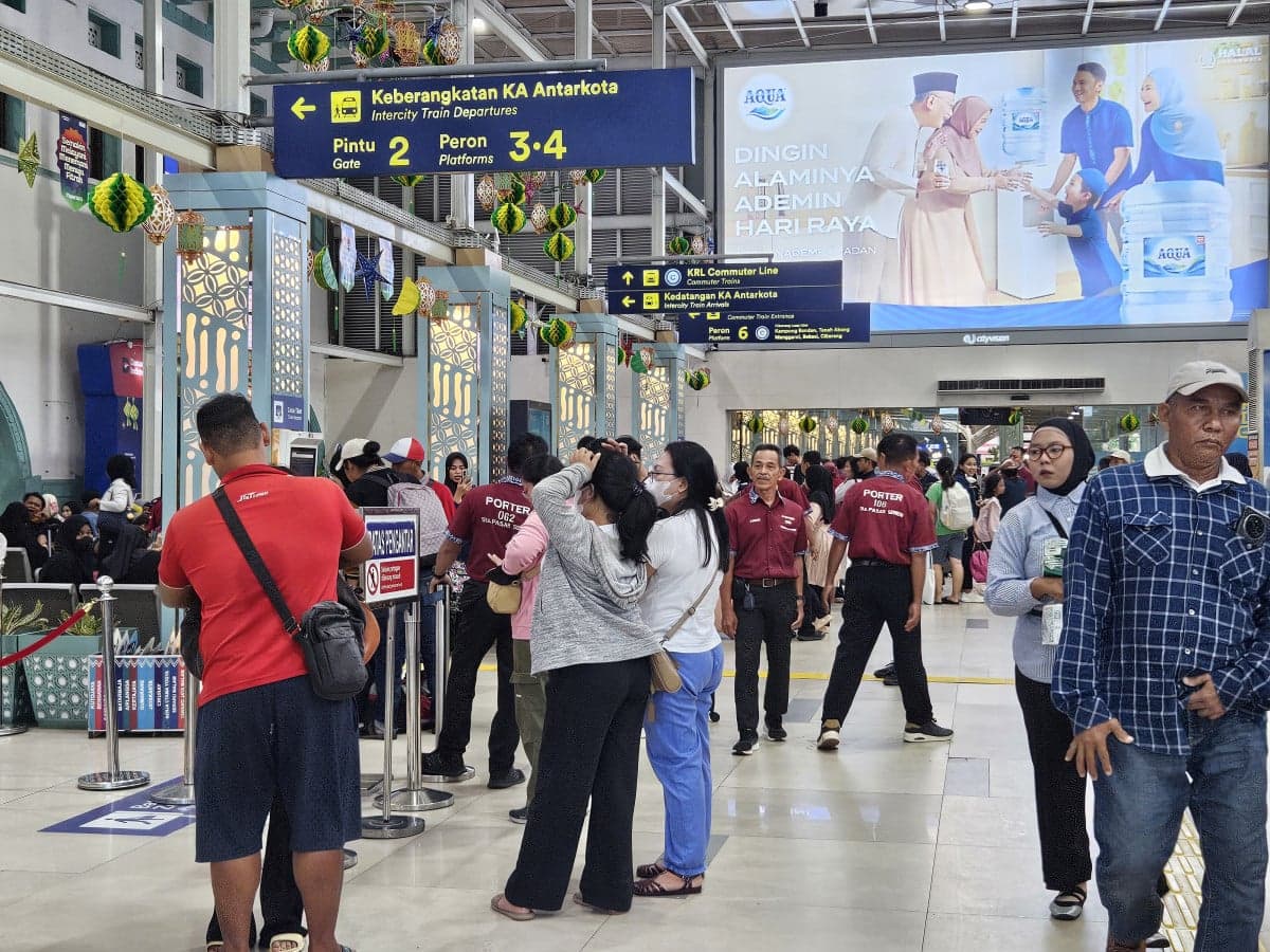 Arus Balik Lebaran, 18.203 Penumpang Tiba di Stasiun Pasar Senen Arus Balik Lebaran, 18.203 Penumpang Tiba di Stasiun Pasar Senen
