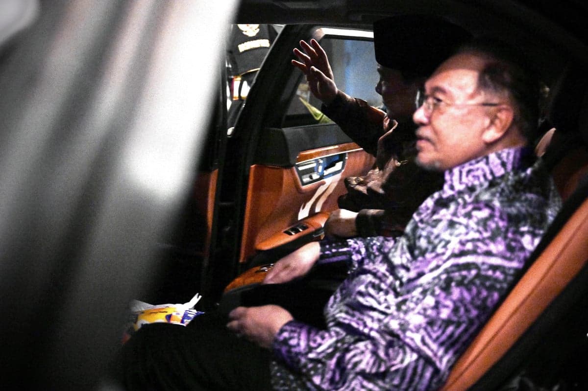 Momen Prabowo dan Anwar Ibrahim Semobil Menuju Pangkalan TNI AU Halim Perdanakusuma Momen Prabowo dan Anwar Ibrahim Semobil Menuju Pangkalan TNI AU Halim Perdanakusuma