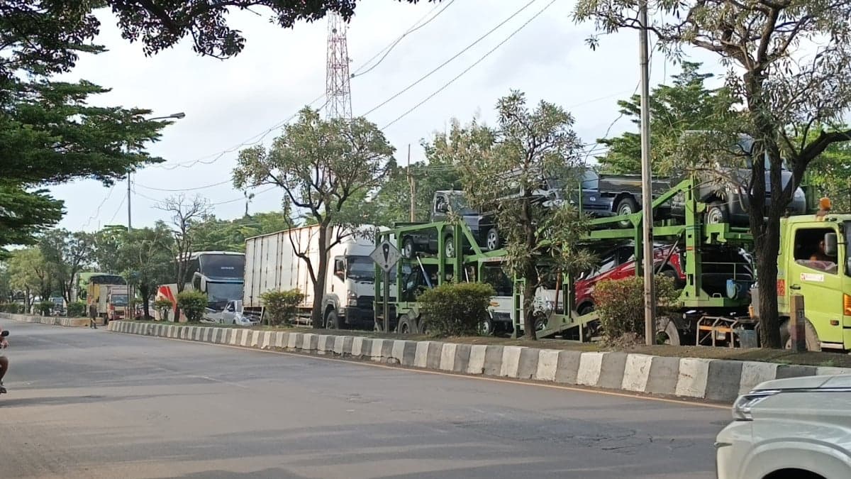 Imbas Pembatasan Masuk Tol dan One Way, Antrean Truk dan Bus Mengular di Pantura Cirebon Imbas Pembatasan Masuk Tol dan One Way, Antrean Truk dan Bus Mengular di Pantura Cirebon