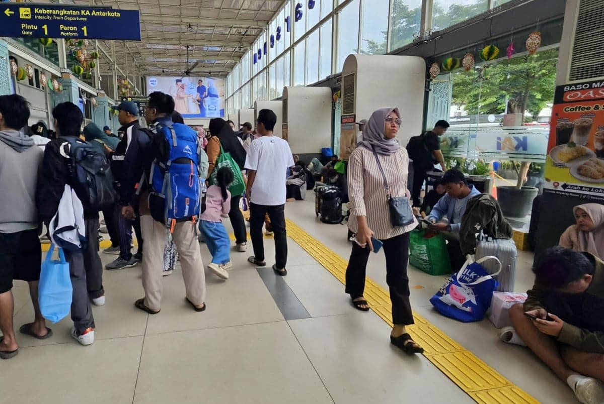 Arus Balik di Stasiun Pasar Senen Masih Padat, Kedatangan Penumpang Tembus 51 Ribu Orang Sehari Arus Balik di Stasiun Pasar Senen Masih Padat, Kedatangan Penumpang Tembus 51 Ribu Orang Sehari