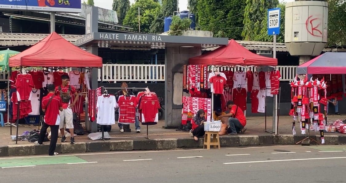 Jelang FIFA Series 2026, Pedagang Aksesori Timnas Indonesia Mencari Rezeki di Kawasan GBK Jelang FIFA Series 2026, Pedagang Aksesori Timnas Indonesia Mencari Rezeki di Kawasan GBK