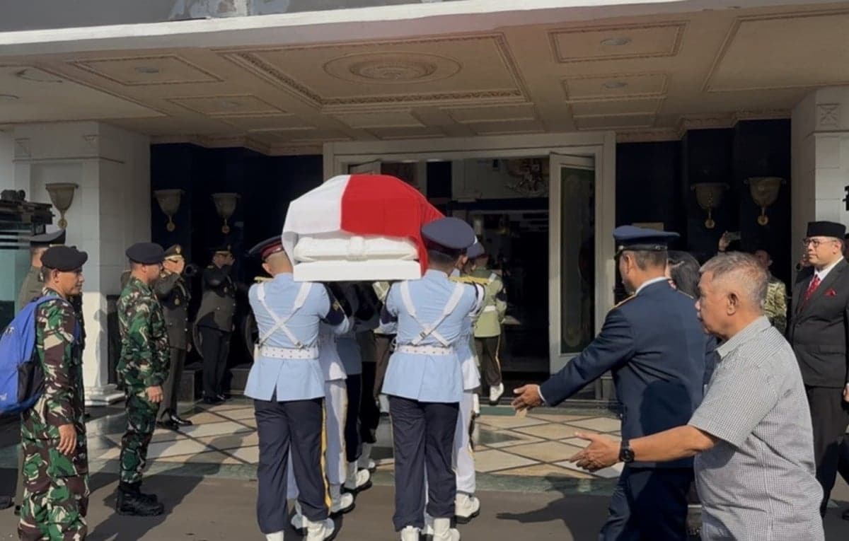 Jenazah Mantan Menhan Juwono Sudarsono Tiba di Kemhan Jenazah Mantan Menhan Juwono Sudarsono Tiba di Kemhan