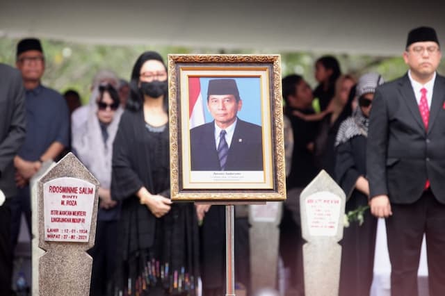 Prosesi Pemakaman Jenazah Juwono Sudarsono di TMP Kalibata Prosesi Pemakaman Jenazah Juwono Sudarsono di TMP Kalibata