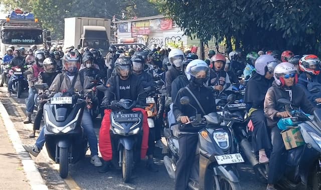 Puncak Arus Balik Mulai Terasa di Jalur Pantura Cirebon, Pemudik Motor Meningkat Pagi Ini Puncak Arus Balik Mulai Terasa di Jalur Pantura Cirebon, Pemudik Motor Meningkat Pagi Ini