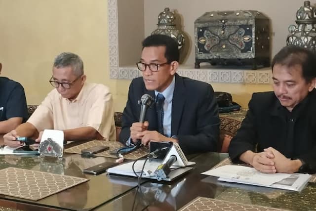 Roy Suryo dan Dokter Tifa Bakal Gugat Jokowi ke PN Solo terkait Transparansi Ijazah Roy Suryo dan Dokter Tifa Bakal Gugat Jokowi ke PN Solo terkait Transparansi Ijazah