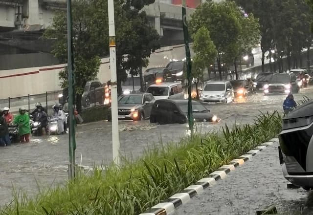 Banjir Rendam Kawasan TB Simatupang Arah Fatmawati Sore Tadi, Begini Penampakannya Banjir Rendam Kawasan TB Simatupang Arah Fatmawati Sore Tadi, Begini Penampakannya