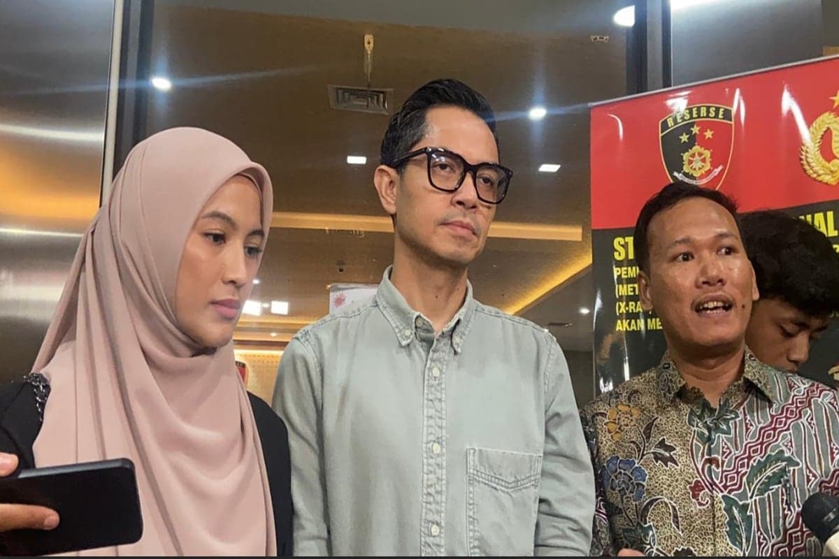 Terseret Kasus PT DSI, Dude Harlino dan Alyssa Soebandono Dicecar 53 Pertanyaan Terseret Kasus PT DSI, Dude Harlino dan Alyssa Soebandono Dicecar 53 Pertanyaan