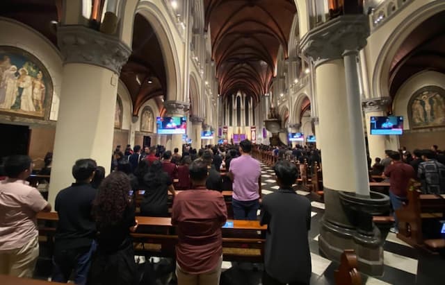 Sesi Terakhir Ibadah Jumat Agung di Gereja Katedral Digelar Penuh Kekhusyukan Sesi Terakhir Ibadah Jumat Agung di Gereja Katedral Digelar Penuh Kekhusyukan