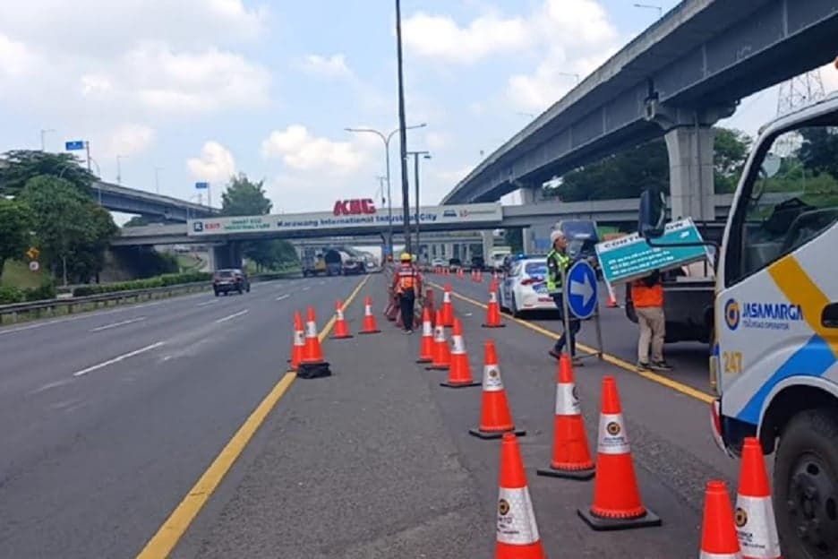 Contraflow KM47 hingga KM66 Tol Jakarta-Cikampek Dihentikan Contraflow KM47 hingga KM66 Tol Jakarta-Cikampek Dihentikan