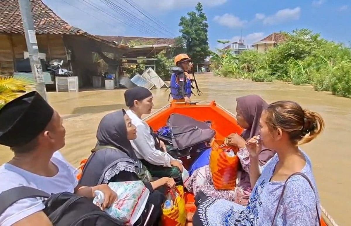Banjir Terjang Demak, 583 Warga Mengungsi dan 1 Orang Hilang Banjir Terjang Demak, 583 Warga Mengungsi dan 1 Orang Hilang