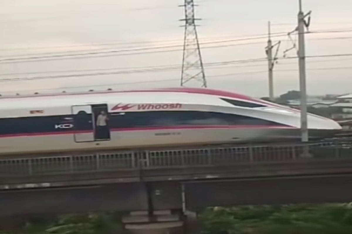 Ada Benda Asing Masuk Lintasan, Whoosh Berhenti di Jalur Layang Kopo Ada Benda Asing Masuk Lintasan, Whoosh Berhenti di Jalur Layang Kopo