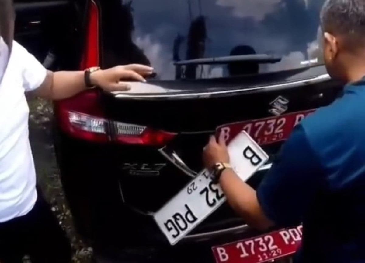 Mobil Dinas Pemprov DKI Dipakai Jalan-jalan ke Puncak, Pelat Merah Diganti Pelat Putih Mobil Dinas Pemprov DKI Dipakai Jalan-jalan ke Puncak, Pelat Merah Diganti Pelat Putih