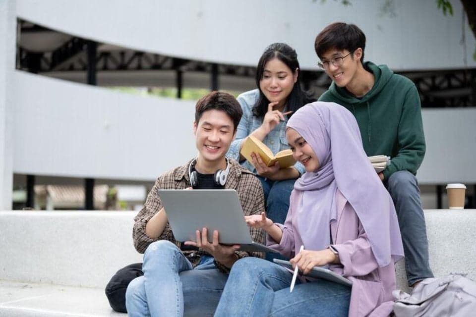 Saat Gelar Tak Lagi Jadi Segalanya, Cara Pandang Orang Tua Mulai Berubah Saat Gelar Tak Lagi Jadi Segalanya, Cara Pandang Orang Tua Mulai Berubah