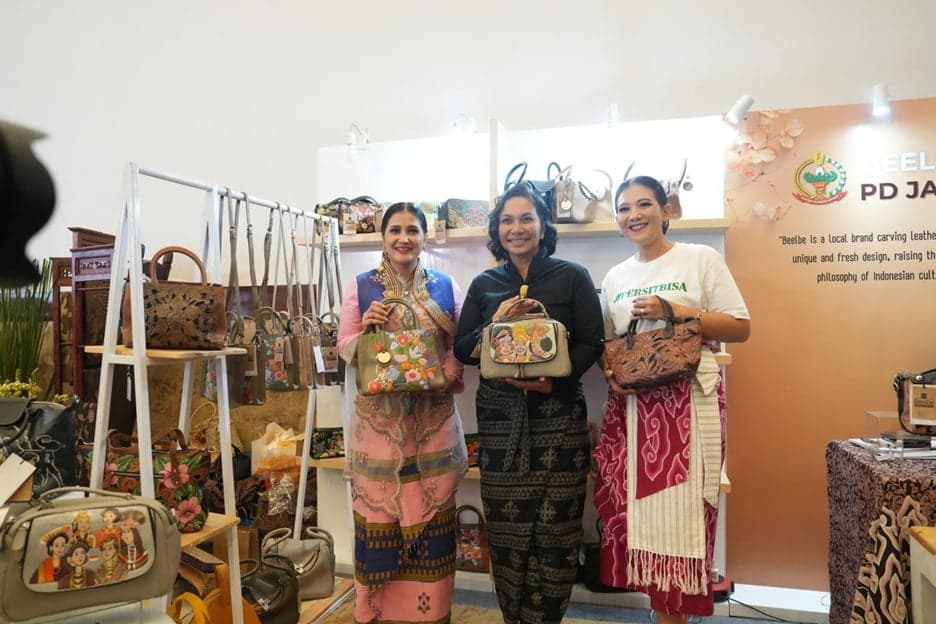 Melihat Tas Kulit Be El Be, Seni Ukir yang Lahir dari Kegelisahan Istri Prajurit TNI AD Melihat Tas Kulit Be El Be, Seni Ukir yang Lahir dari Kegelisahan Istri Prajurit TNI AD