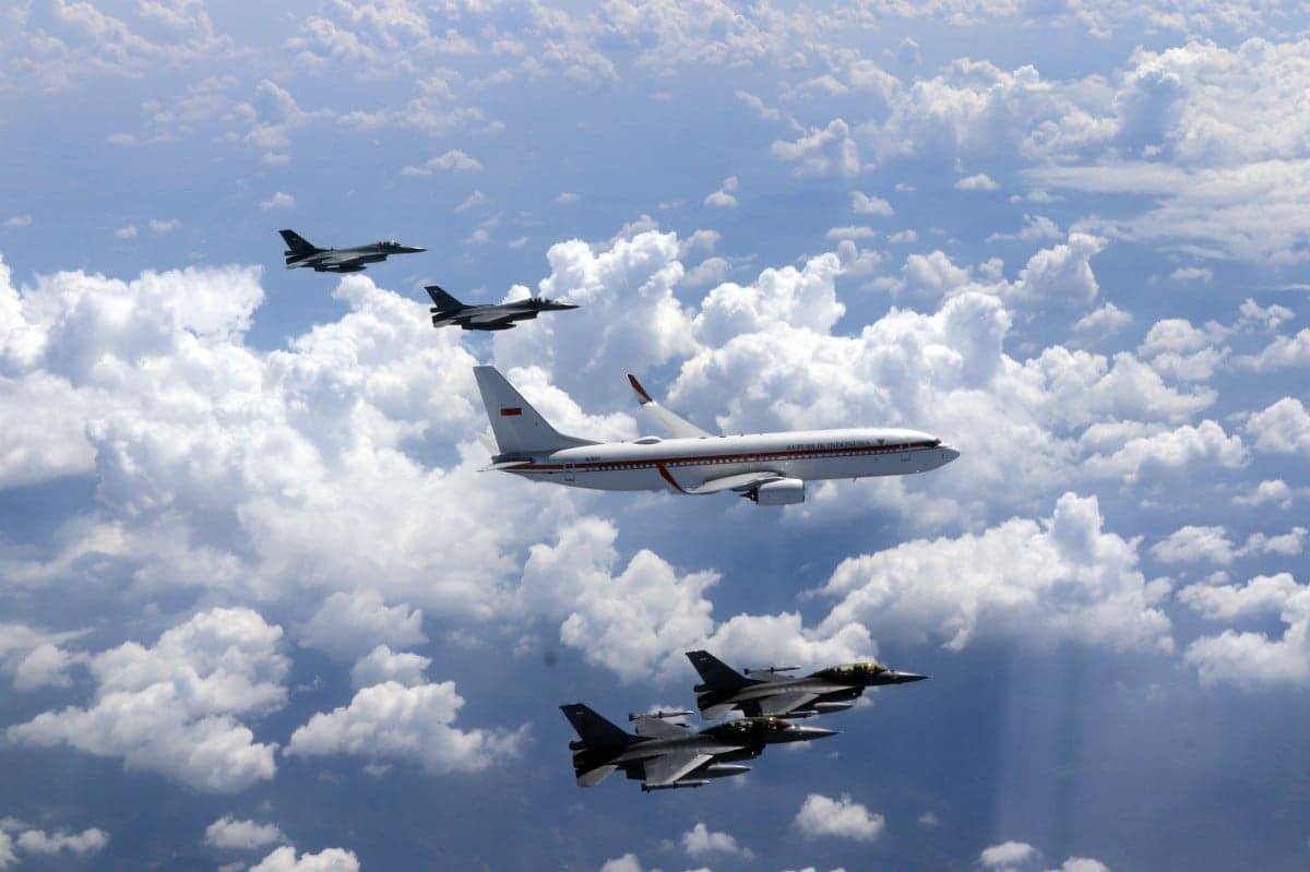 Momen Pesawat Kepresidenan Dikawal 4 Unit F-16 dan 2 T50 Golden Eagle Momen Pesawat Kepresidenan Dikawal 4 Unit F-16 dan 2 T50 Golden Eagle