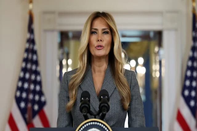 Langka, Ibu Negara AS Melania Trump Live di TV Merespons Rumor Skandal Epstein Langka, Ibu Negara AS Melania Trump Live di TV Merespons Rumor Skandal Epstein
