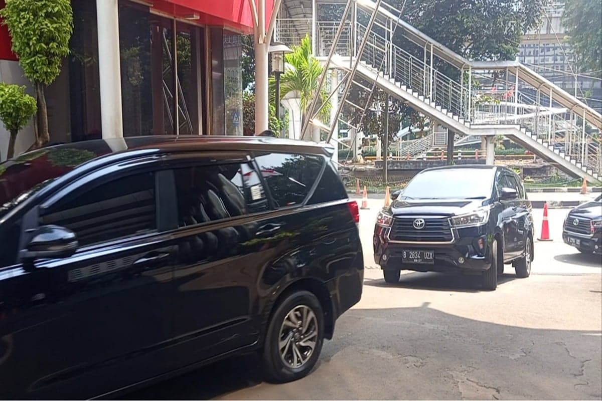 13 Orang Terjaring OTT Tulungagung Tiba di KPK 13 Orang Terjaring OTT Tulungagung Tiba di KPK