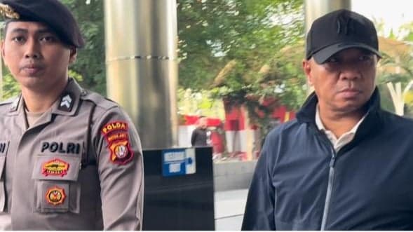 Bupati Gatut Sunu Dibawa ke KPK, Belasan Orang Terjaring OTT Masih Diperiksa di Polres Tulungagung Bupati Gatut Sunu Dibawa ke KPK, Belasan Orang Terjaring OTT Masih Diperiksa di Polres Tulungagung