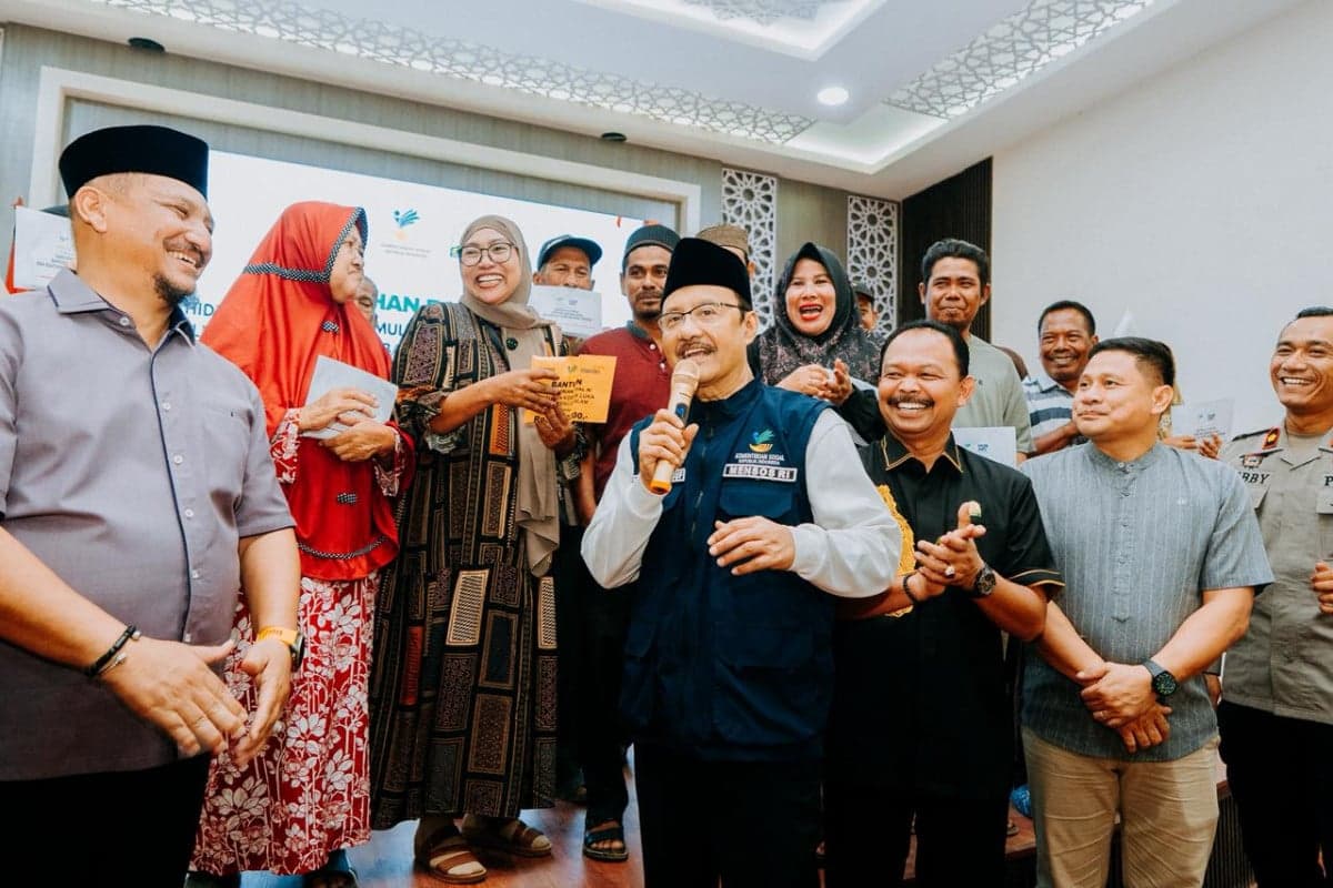 Mensos Salurkan Rp205 M Santunan Korban Bencana Aceh Tamiang, Warga Teriak Hidup Presiden Prabowo! Mensos Salurkan Rp205 M Santunan Korban Bencana Aceh Tamiang, Warga Teriak Hidup Presiden Prabowo!