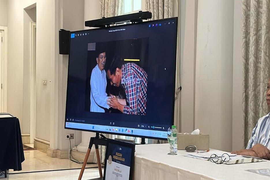 JK Tunjukkan Foto Jokowi Sungkem usai Dibawa ke Jakarta JK Tunjukkan Foto Jokowi Sungkem usai Dibawa ke Jakarta