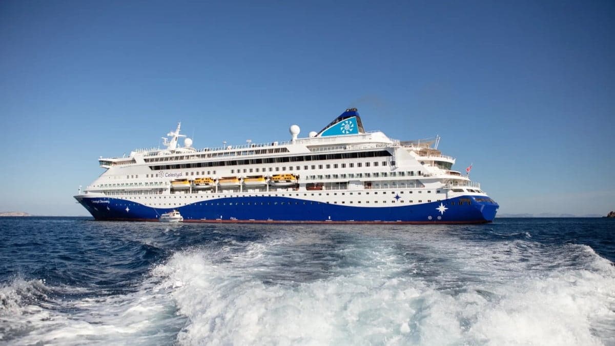 Kapal Pesiar Pertama Melintasi Selat Hormuz sejak Perang Iran Dimulai Kapal Pesiar Pertama Melintasi Selat Hormuz sejak Perang Iran Dimulai