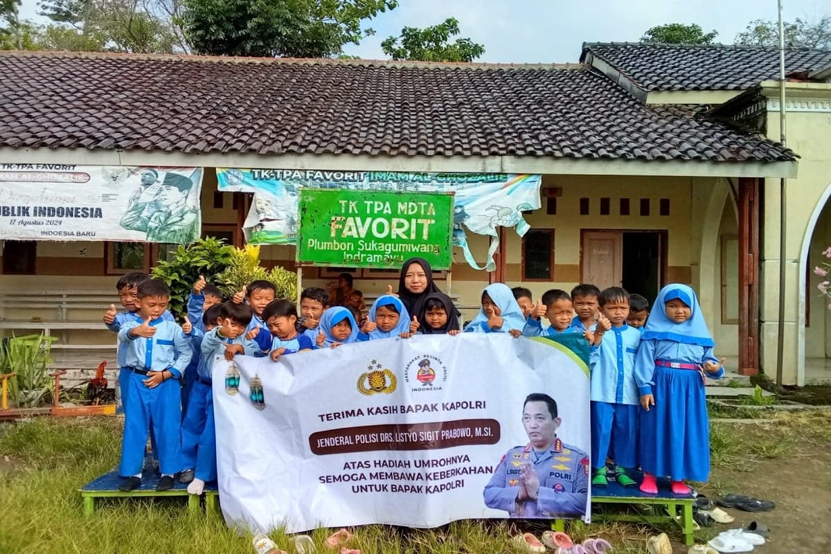 Kepedulian Kapolri terhadap Warga Kurang Mampu melalui Umrah Gratis dan Bedah Rumah Kepedulian Kapolri terhadap Warga Kurang Mampu melalui Umrah Gratis dan Bedah Rumah