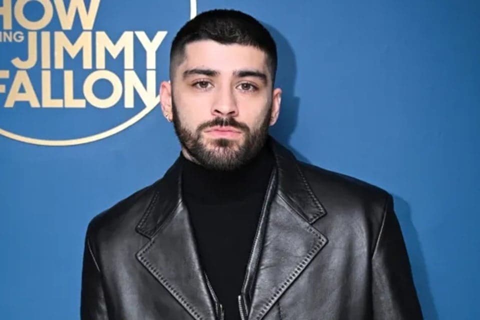 Insiden Mengejutkan! Zayn Malik Diduga Pukul Louis Tomlinson, Proyek One Direction Batal Insiden Mengejutkan! Zayn Malik Diduga Pukul Louis Tomlinson, Proyek One Direction Batal