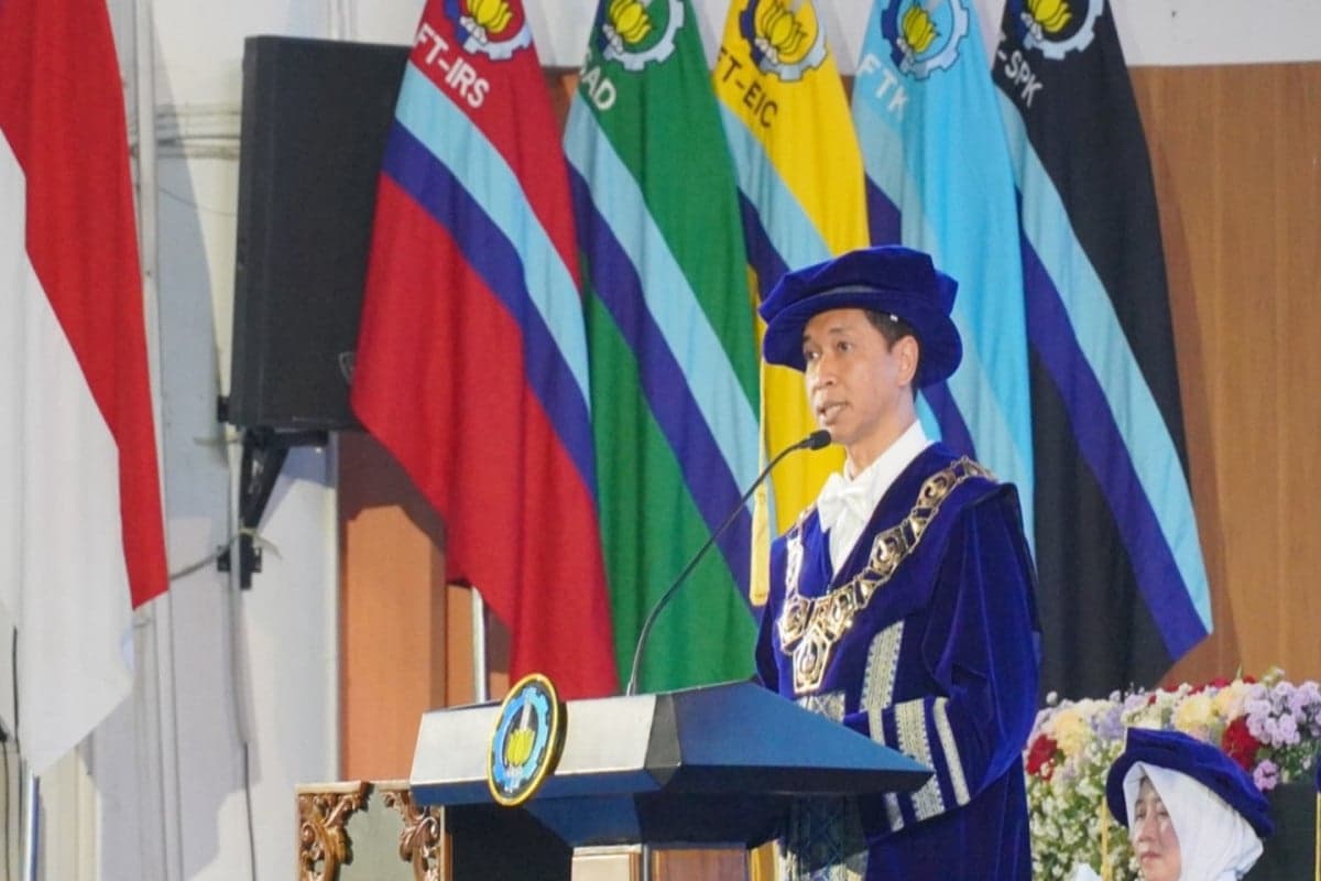 Wisuda ITS ke-133, Dalang Muda Penerima KIP Kuliah Jadi Wisudawan Terbaik Wisuda ITS ke-133, Dalang Muda Penerima KIP Kuliah Jadi Wisudawan Terbaik