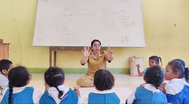 Dari Tanah Liat di Pedalaman NTT, Srikandi Heroik Tumbuhkan Numerasi Anak Usia Dini Dari Tanah Liat di Pedalaman NTT, Srikandi Heroik Tumbuhkan Numerasi Anak Usia Dini